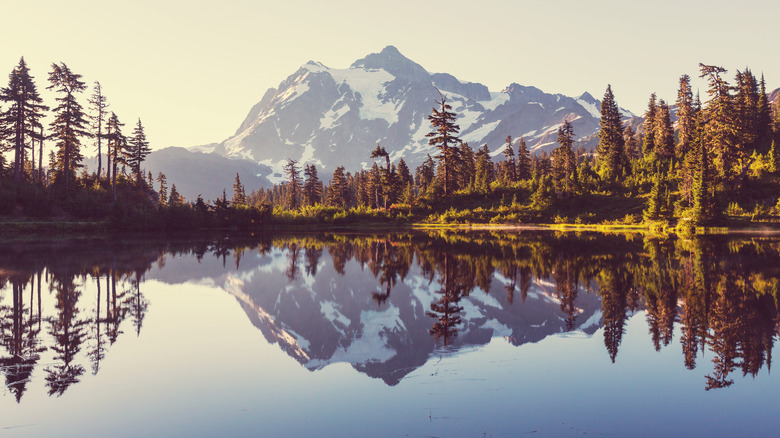 Cascade mountains reflection in lake